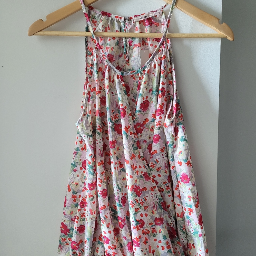 Francesca's mi ami Neanna Floral Key Hole Tank Top